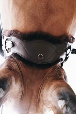 Kentucky Horsewear Anatomischer Lammfell Gurtschoner -Reitsportbedarf Verkäufe 2024 338010 BR 3