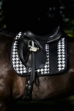 Eskadron Essence 22/23 Big Square Glossy Dressurschabracke -Reitsportbedarf Verkäufe 2024 342542 BL WH LOGR 2