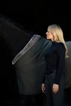 Eskadron Essence 22/23 Jersey FauxFur Abschwitzdecke 11 Eskadron Essence 22/23 Jersey FauxFur Abschwitzdecke -Reitsportbedarf Verkäufe 2024 342563 DOGR 3