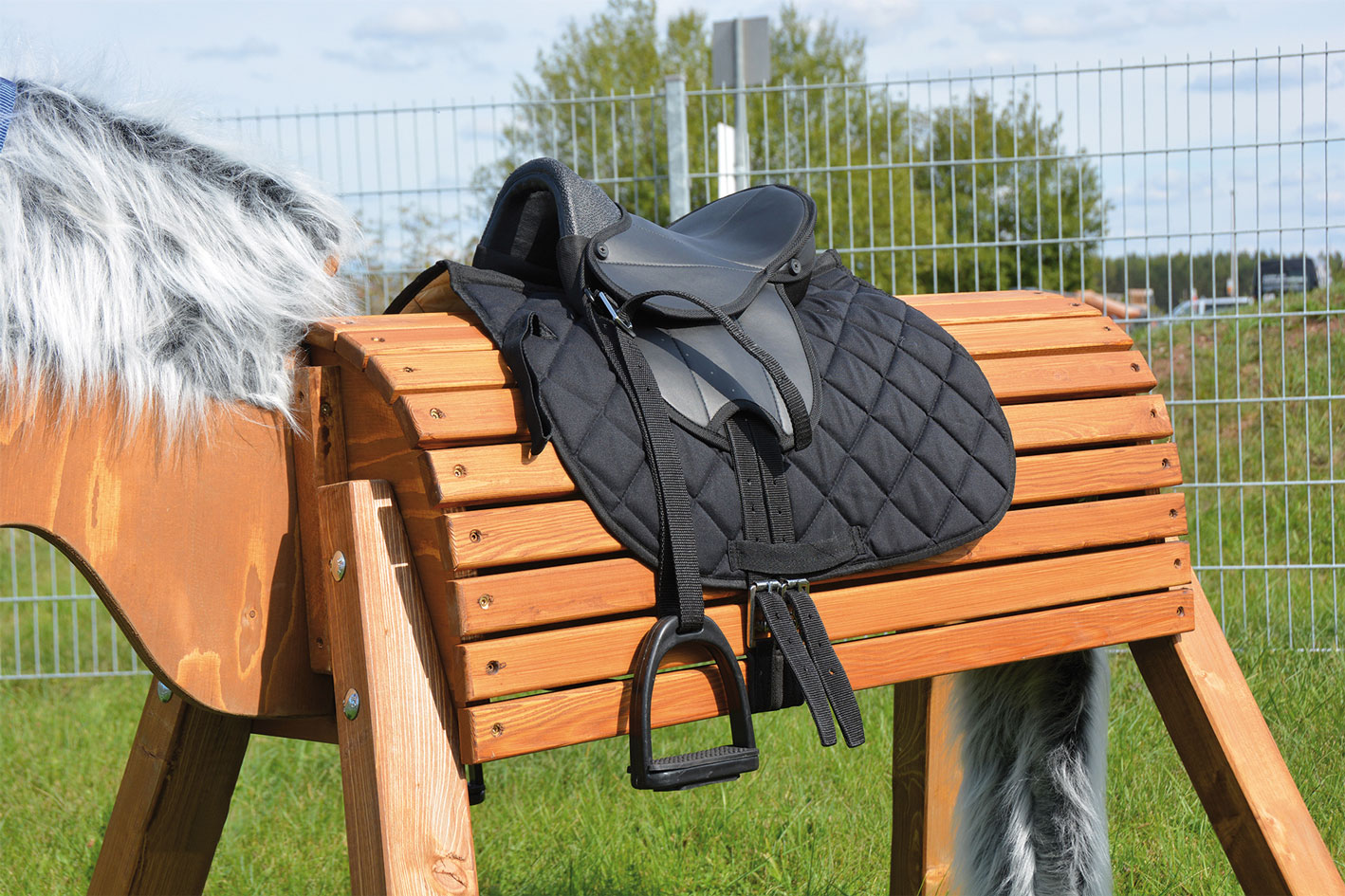 Reitsportbedarf Verkäufe 2024 -Reitsportbedarf Verkäufe 2024 99049 Sattel mit Steigbuegel